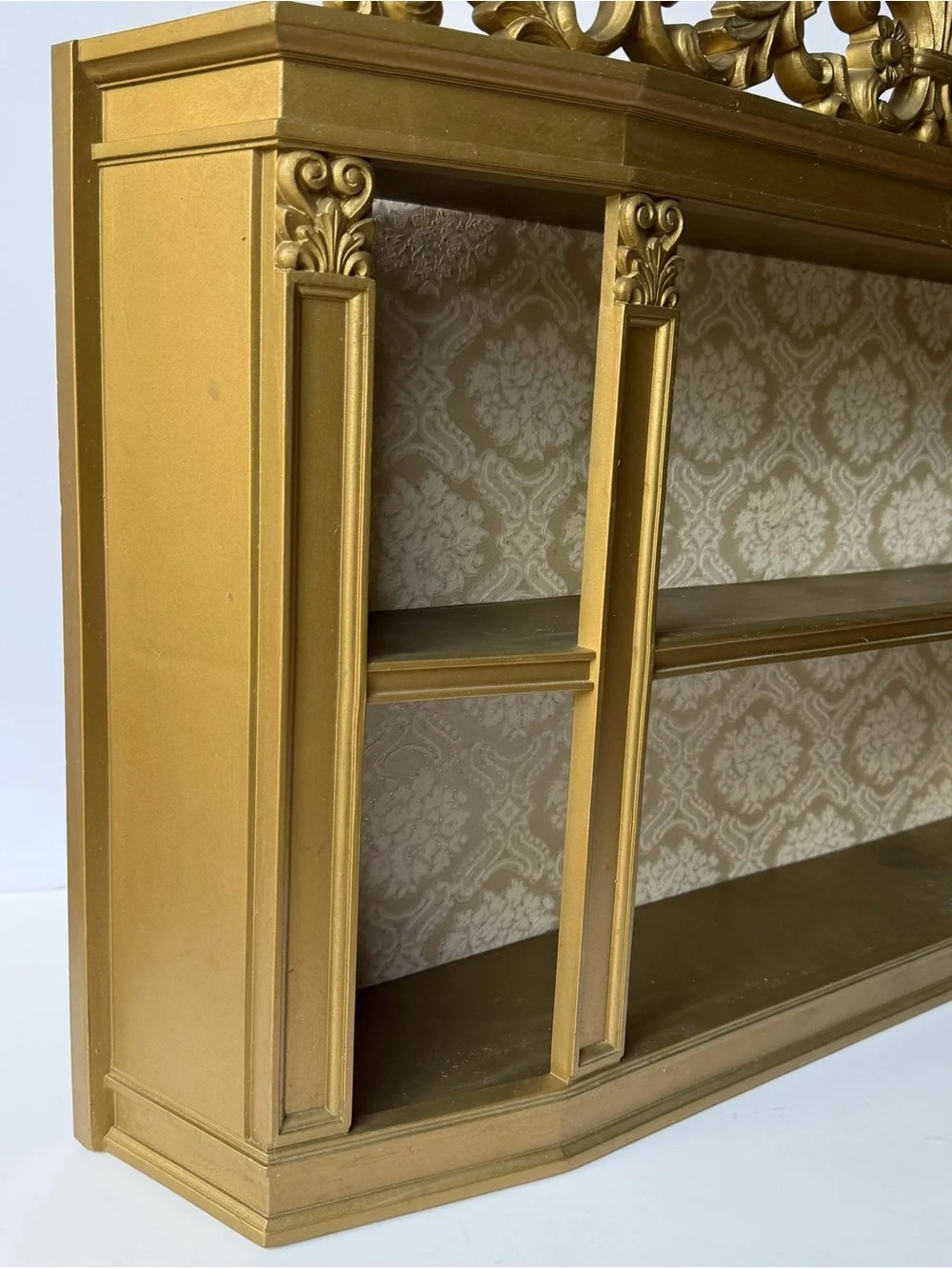 Vintage Syroco Hollywood Regency Ornate Gold Curio Wall Display Shelf